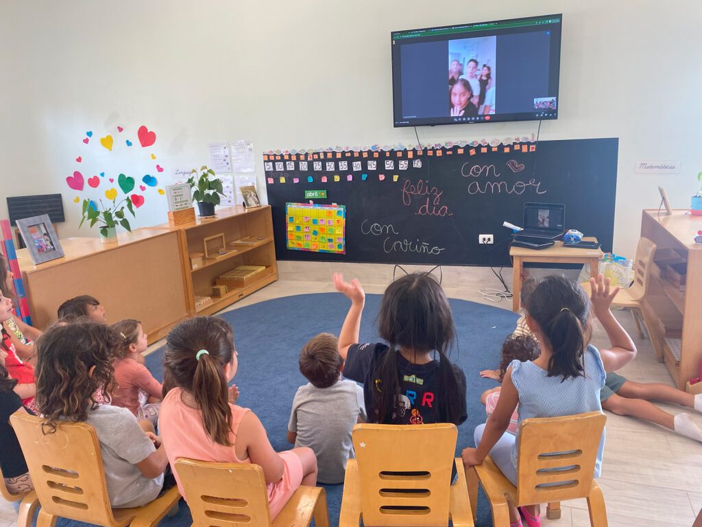 Enfoque Personalizado: Cada niño es único. En nuestro jardín de niños privado en Cancún, adaptamos nuestros métodos de enseñanza para atender las necesidades individuales, asegurando que cada estudiante reciba la atención que se merece. Plan de estudios innovador: Inspirándose en filosofías educativas de renombre como Montessori y Reggio Emilia, nuestro plan de estudios está diseñado para encender la curiosidad y fomentar un amor genuino por el aprendizaje. Educación trilingüe: En el mundo globalizado de hoy, ser multilingüe es una ventaja. Nuestros estudiantes se benefician de una educación trilingüe, dominando el inglés, el francés y el español desde una edad temprana. La seguridad ante todo: Como una de las escuelas privadas más seguras de Cancún, priorizamos la seguridad y el bienestar de nuestros estudiantes. Nuestras instalaciones separadas para preescolares garantizan un ambiente seguro y enriquecedor para sus pequeños.